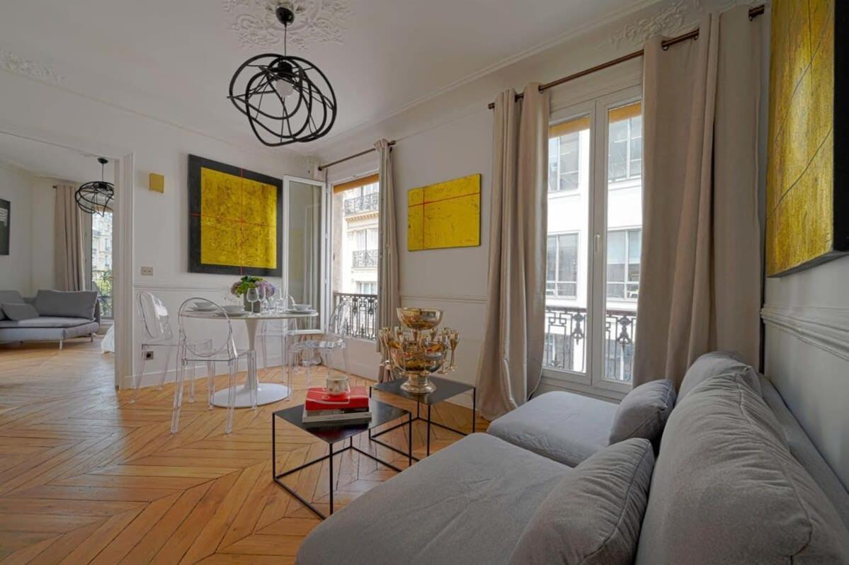 Appartamento Large Luxury Flat Next To Champs Elysee Parigi